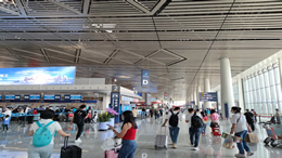 蒋欣社交平台晒不慎踩到狗屎的照片 自我调侃称真走运